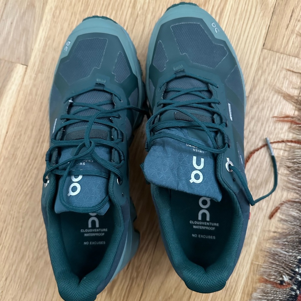 Ons hiking shoes